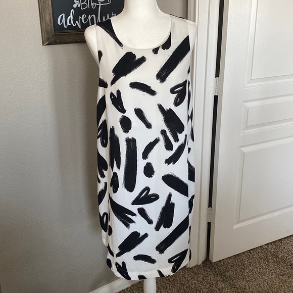 H&M Dresses & Skirts - Sleeveless b&w shift dress